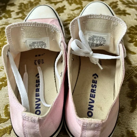 Light Pink Converse low tops - Picture 2 of 5
